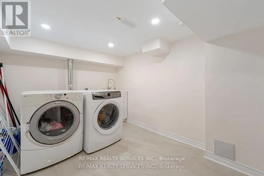 17 REGIS CIRCLE