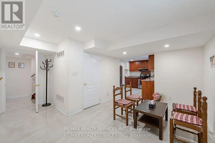17 REGIS CIRCLE