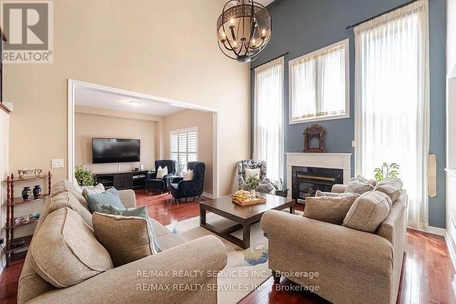 17 REGIS CIRCLE