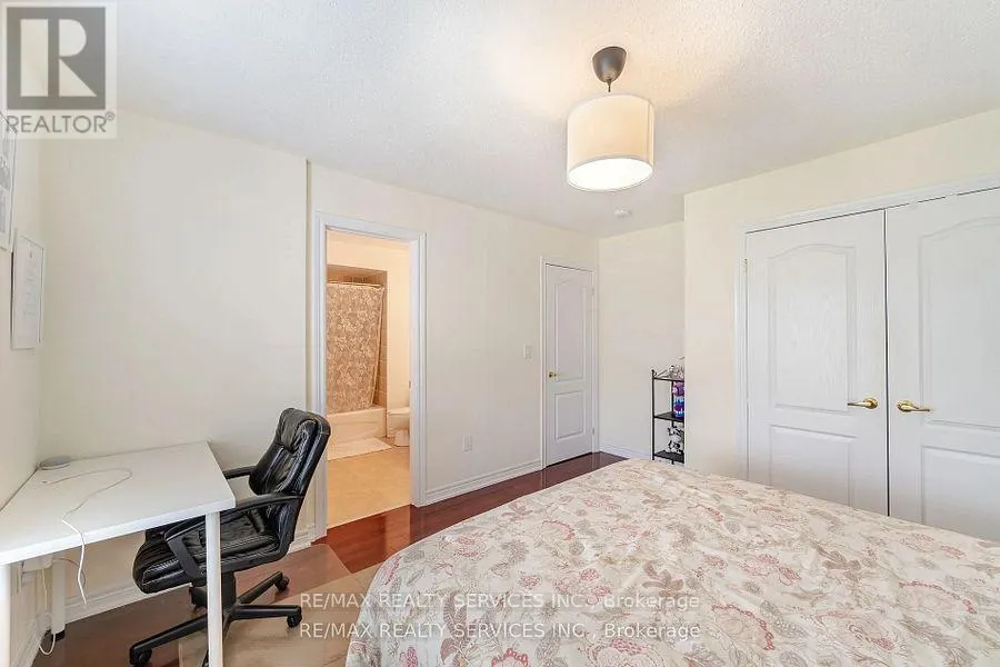 17 REGIS CIRCLE