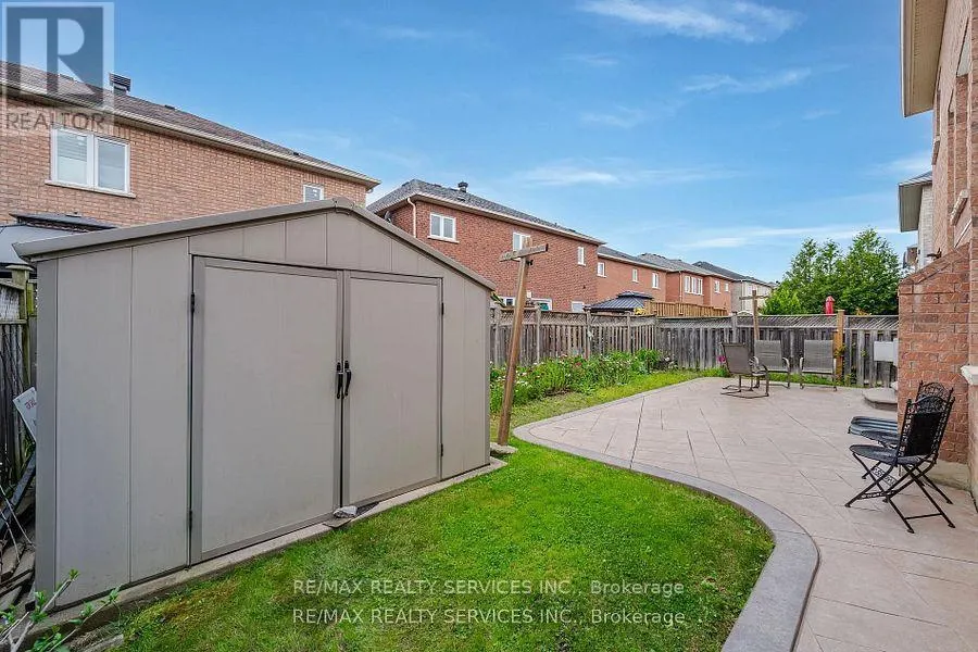 17 REGIS CIRCLE