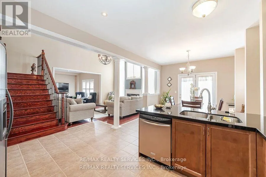 17 REGIS CIRCLE