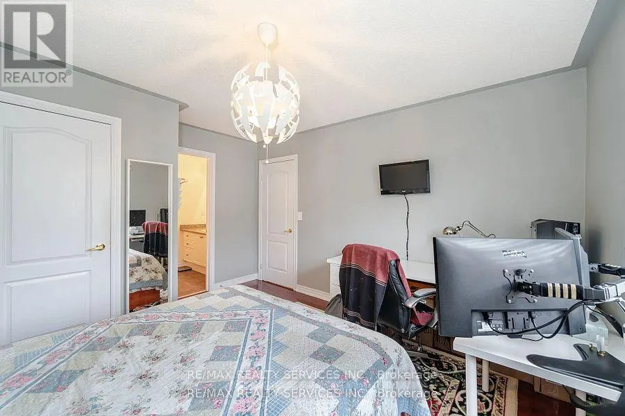 17 REGIS CIRCLE