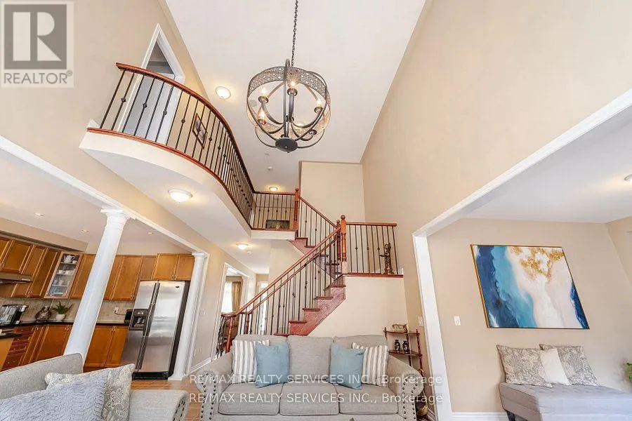 17 REGIS CIRCLE