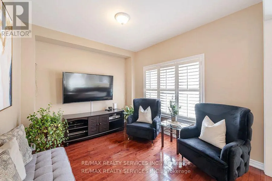 17 REGIS CIRCLE