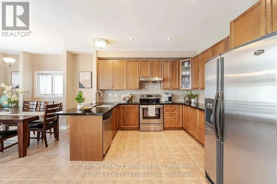 17 REGIS CIRCLE