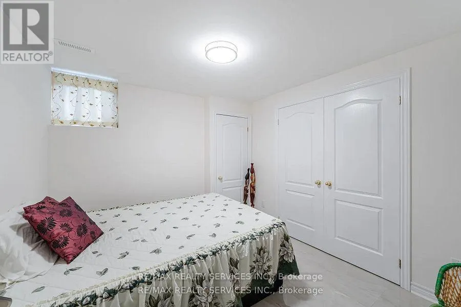 17 REGIS CIRCLE