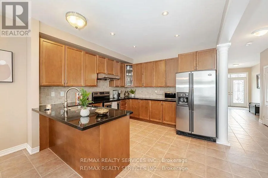 17 REGIS CIRCLE