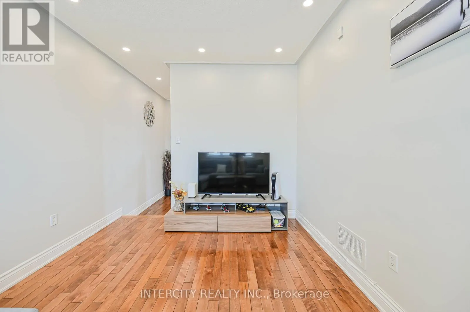 11 ALLANGROVE DRIVE