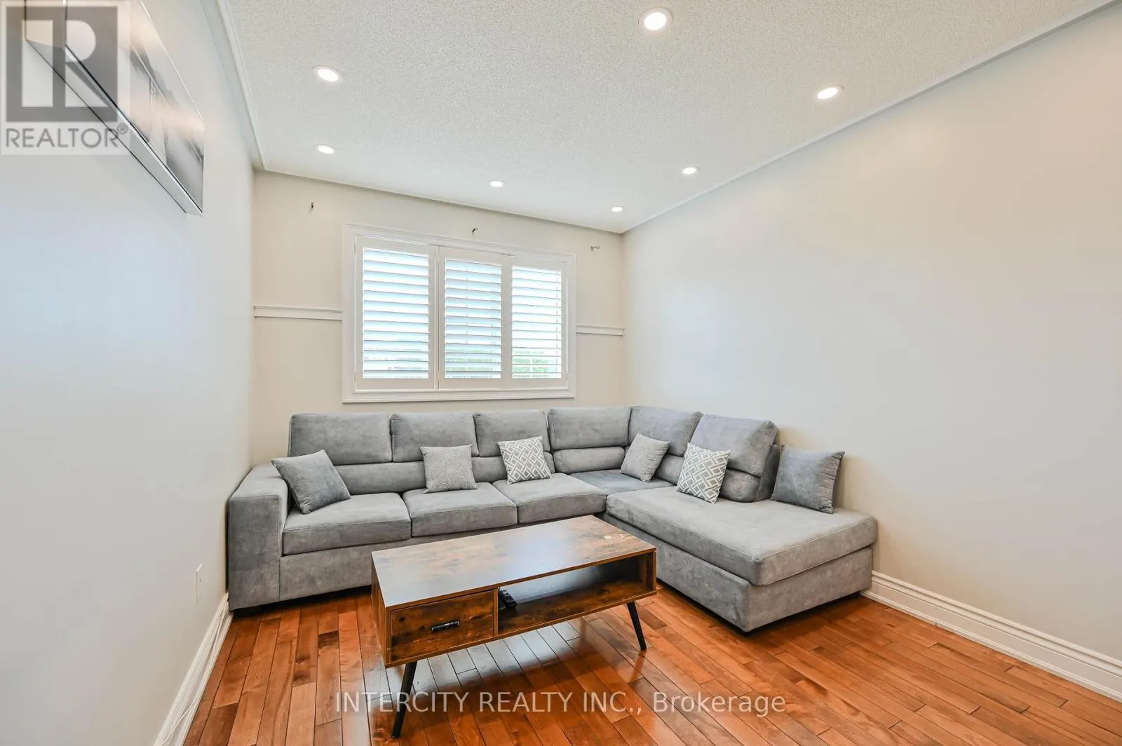 11 ALLANGROVE DRIVE