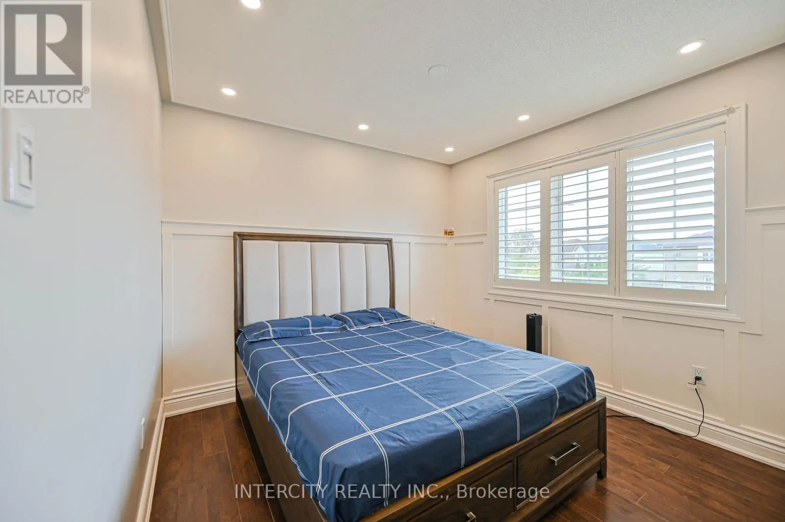 11 ALLANGROVE DRIVE