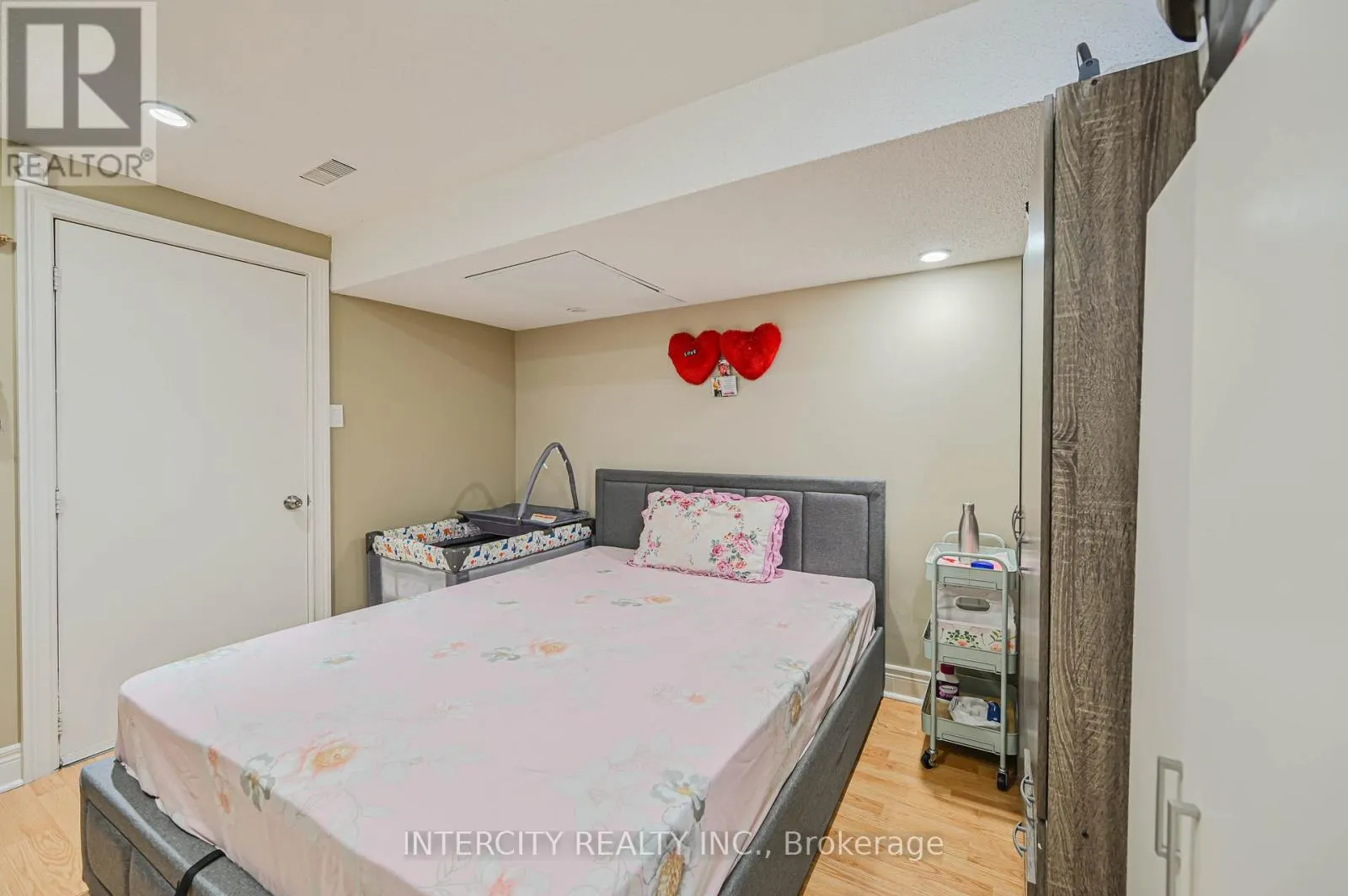 11 ALLANGROVE DRIVE