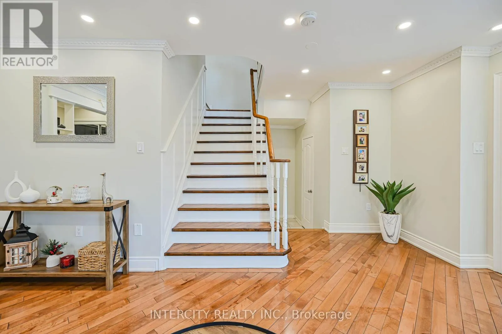 11 ALLANGROVE DRIVE