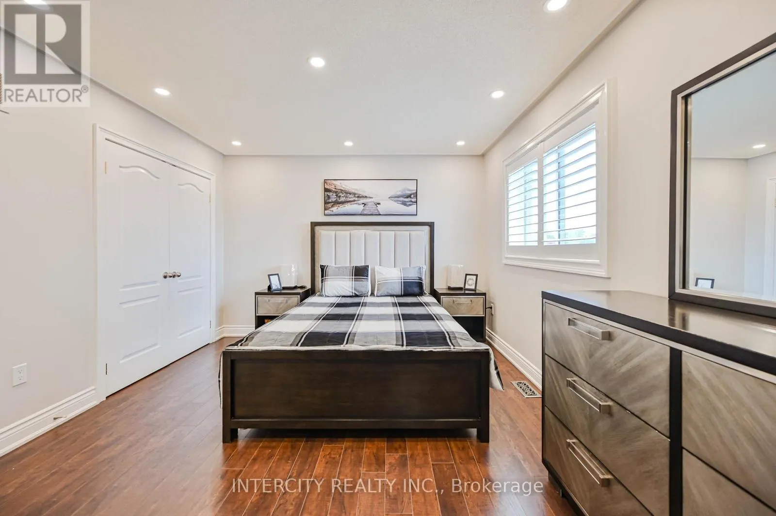 11 ALLANGROVE DRIVE