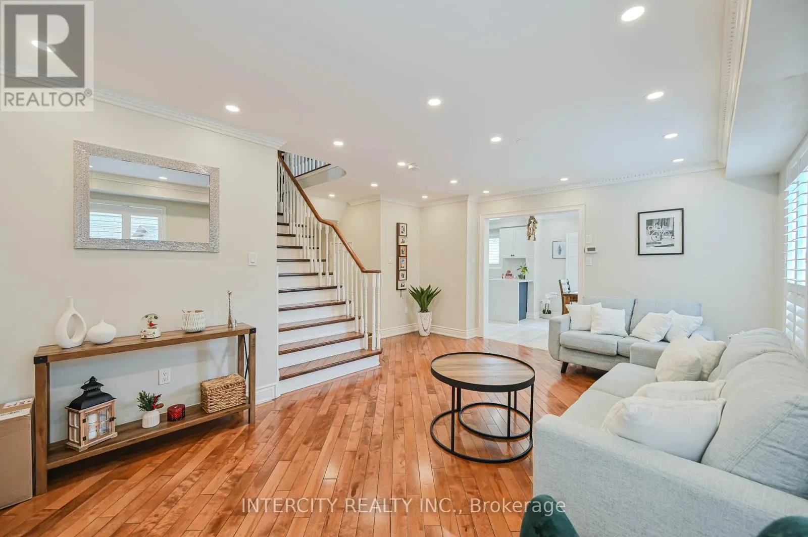 11 ALLANGROVE DRIVE