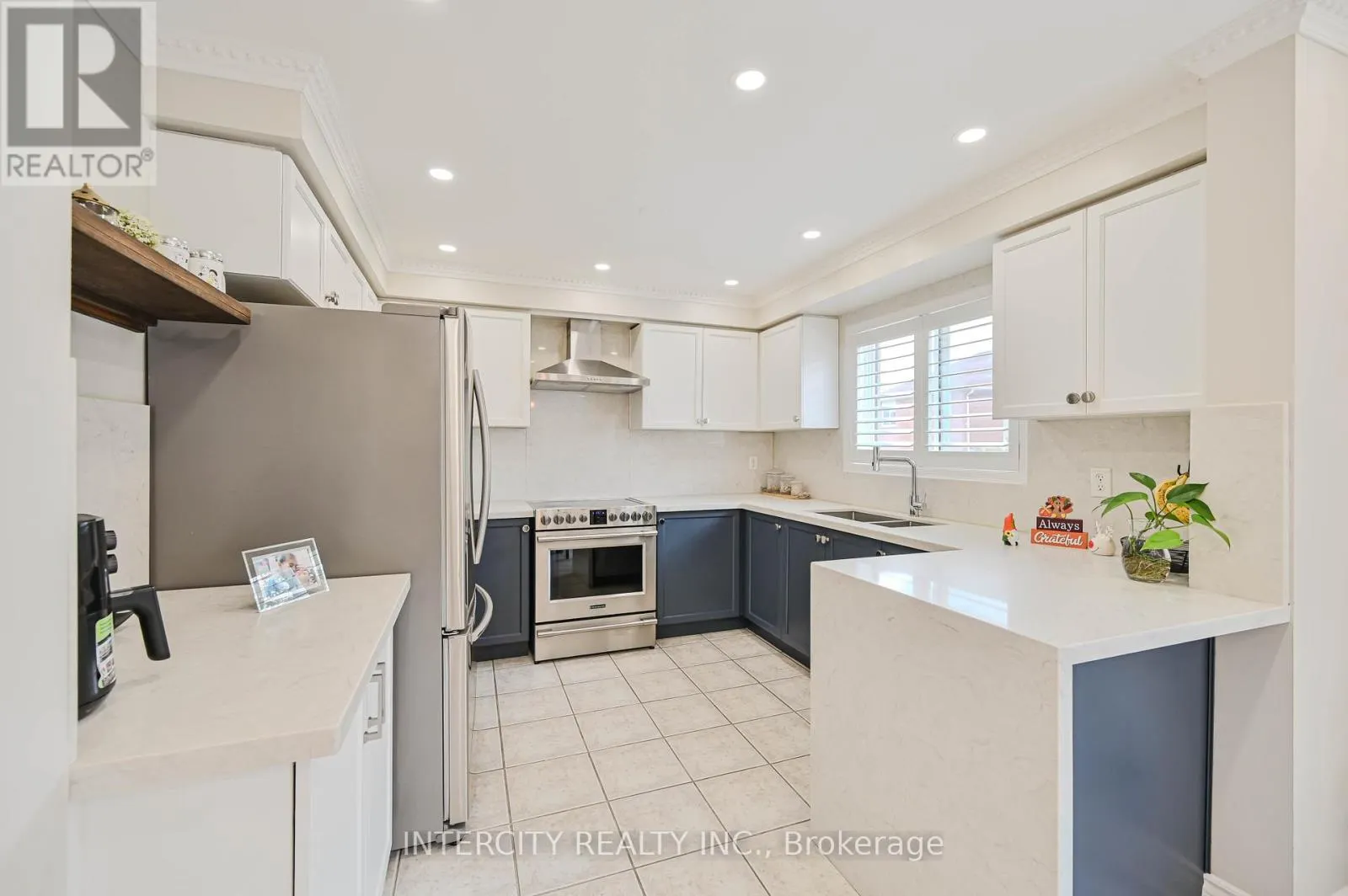 11 ALLANGROVE DRIVE