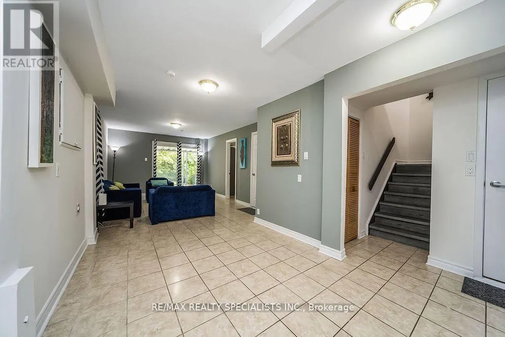 6 GRISELDA COURT