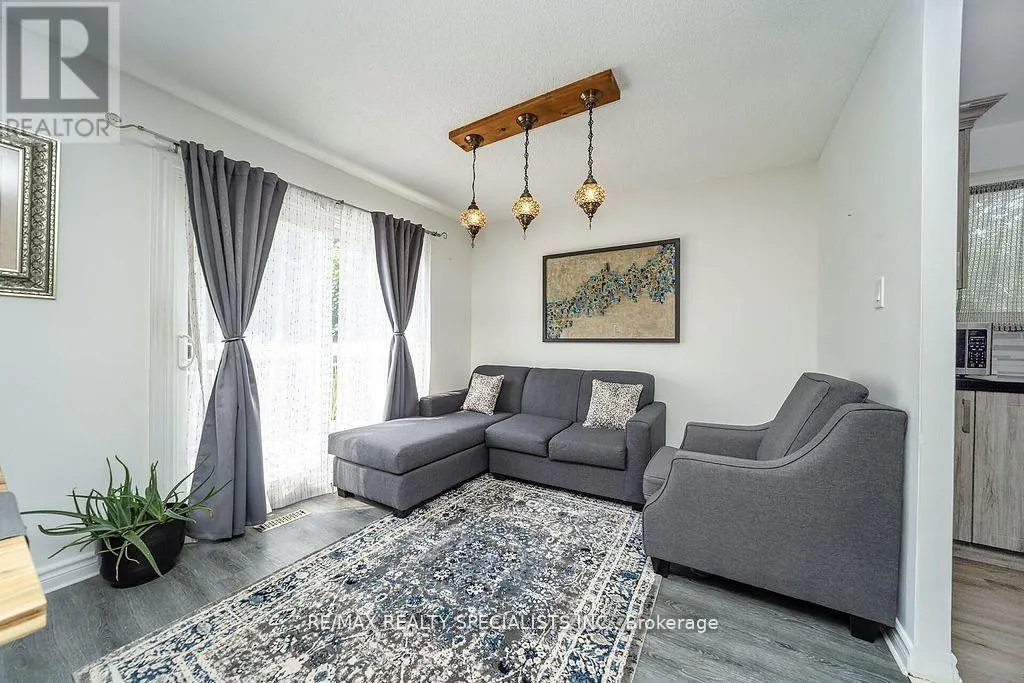 6 GRISELDA COURT