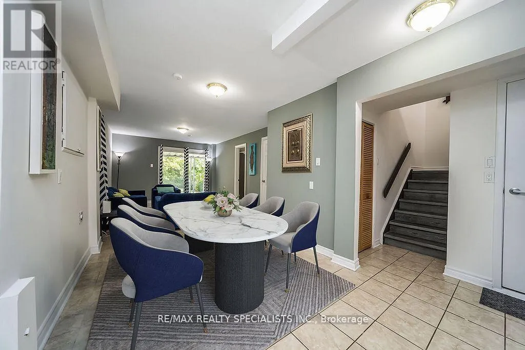 6 GRISELDA COURT