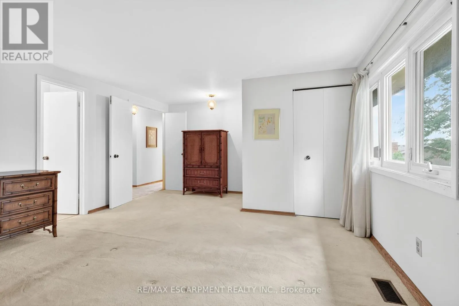 2280 MANSFIELD DRIVE
