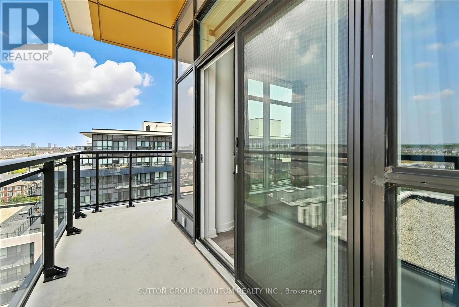 PH06 - 405 DUNDAS STREET W