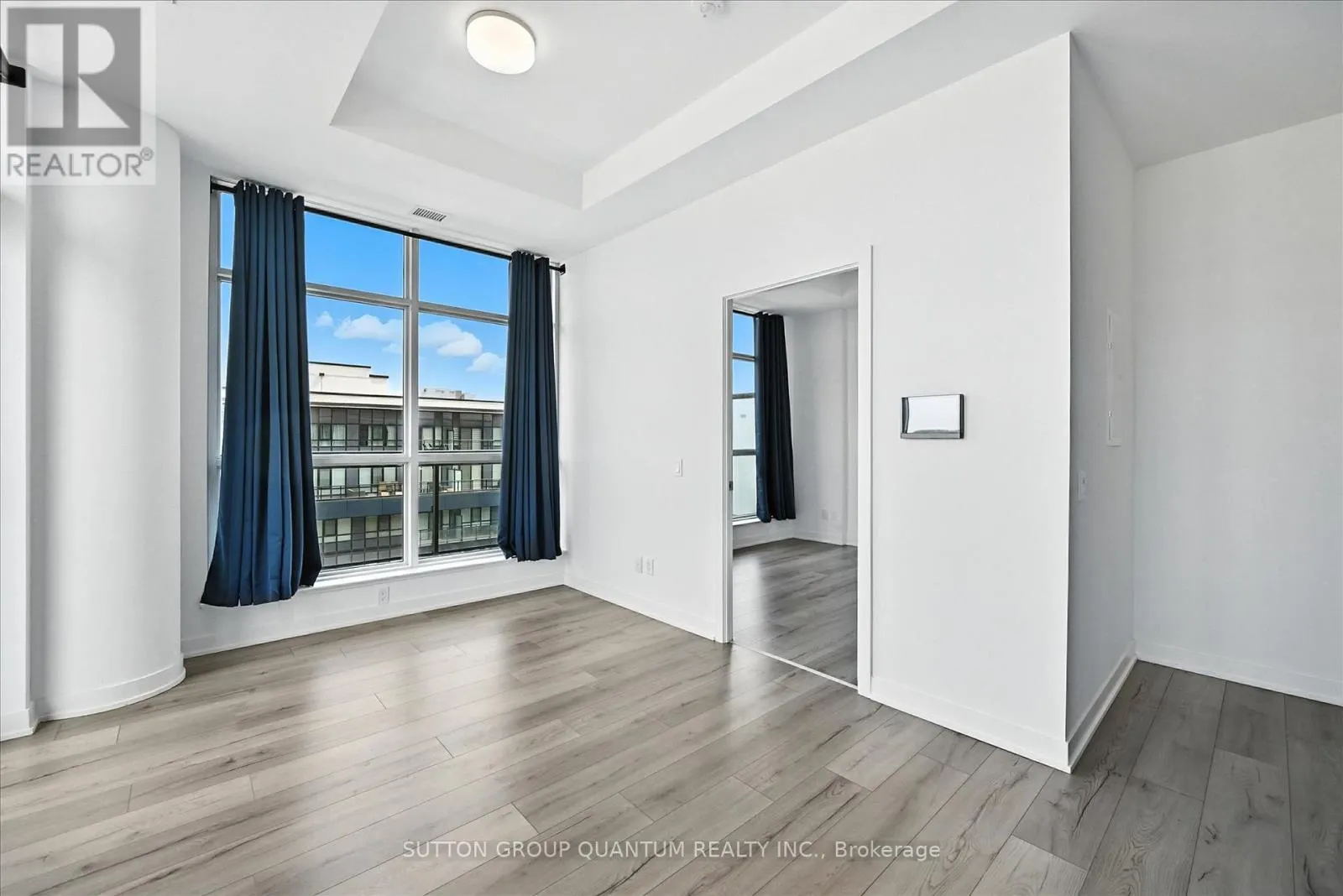 PH06 - 405 DUNDAS STREET W