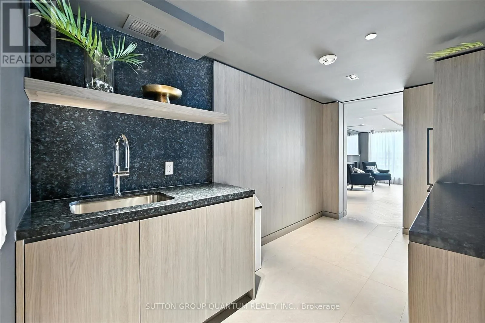 PH06 - 405 DUNDAS STREET W