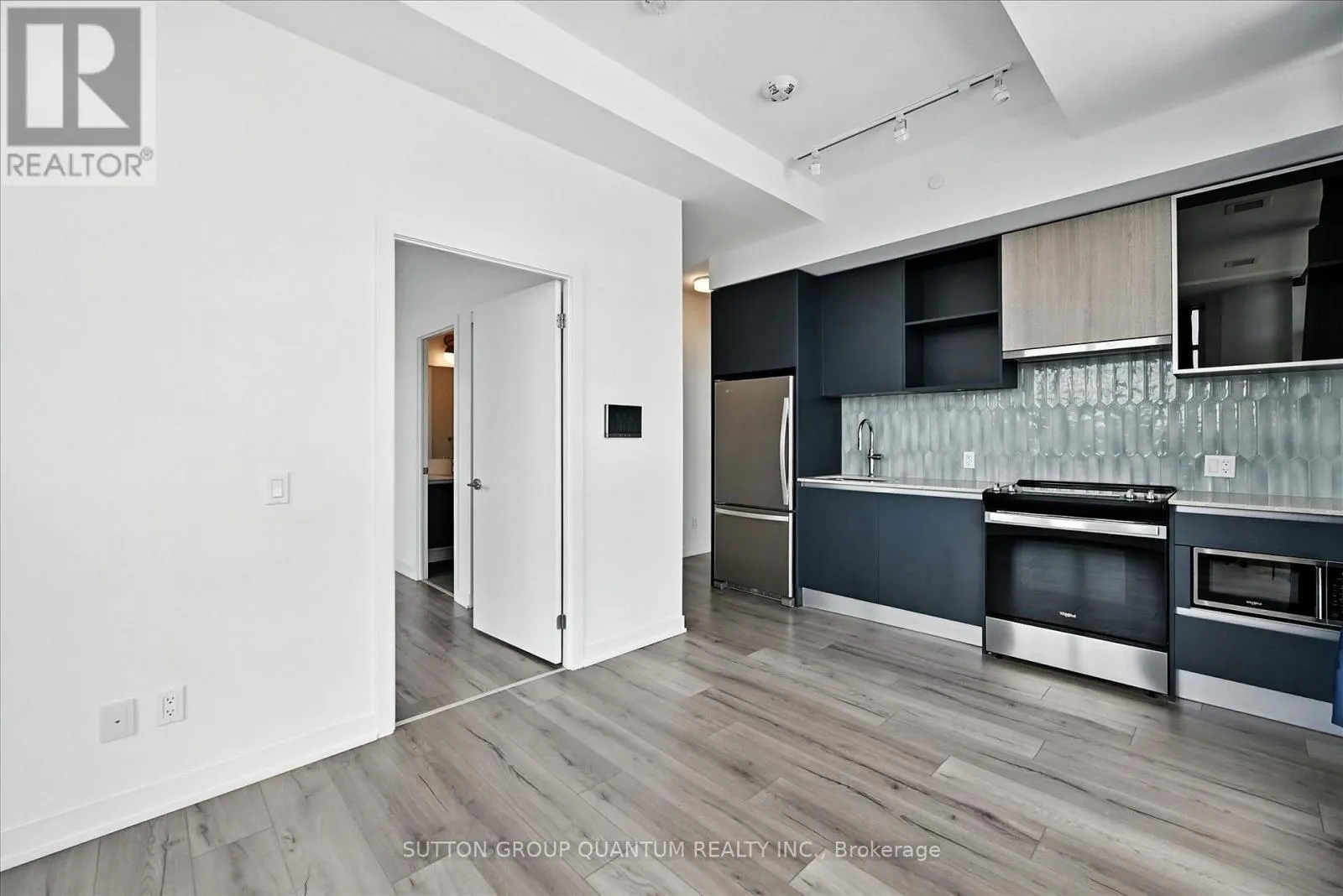 PH06 - 405 DUNDAS STREET W