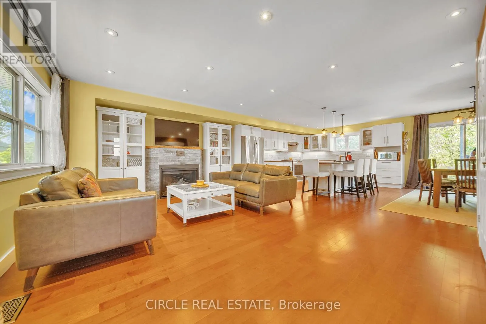 1043 SHAW DRIVE