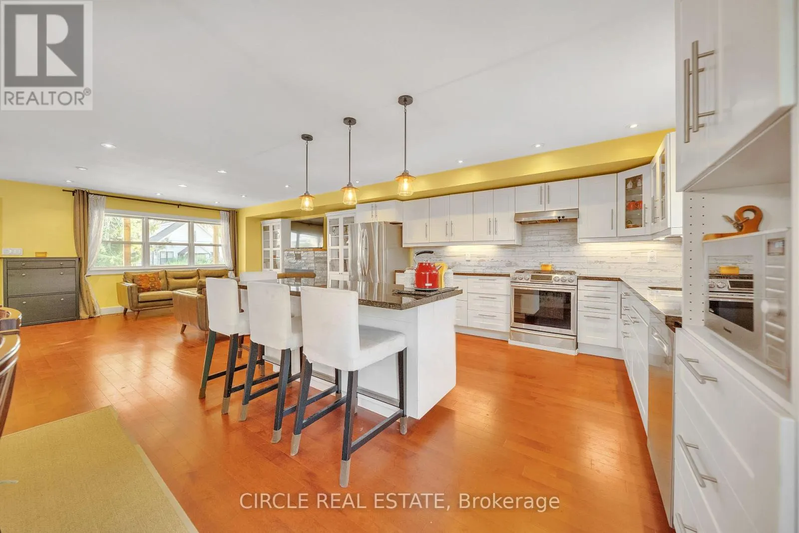 1043 SHAW DRIVE