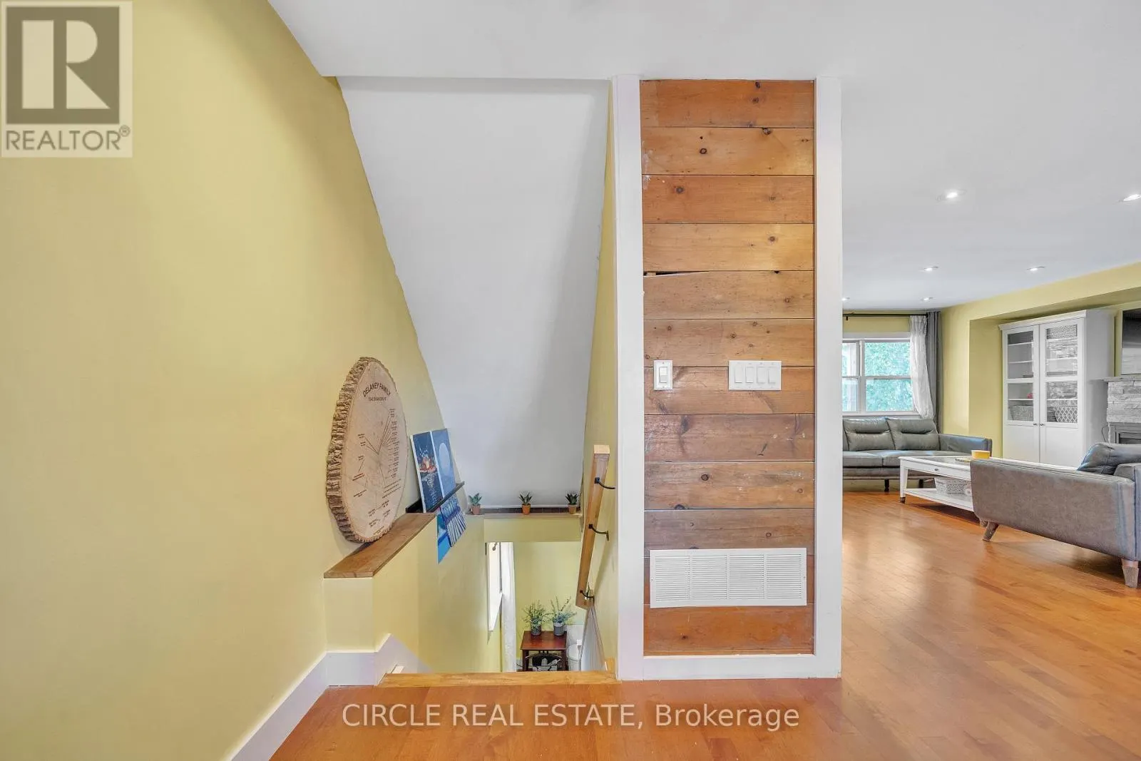 1043 SHAW DRIVE