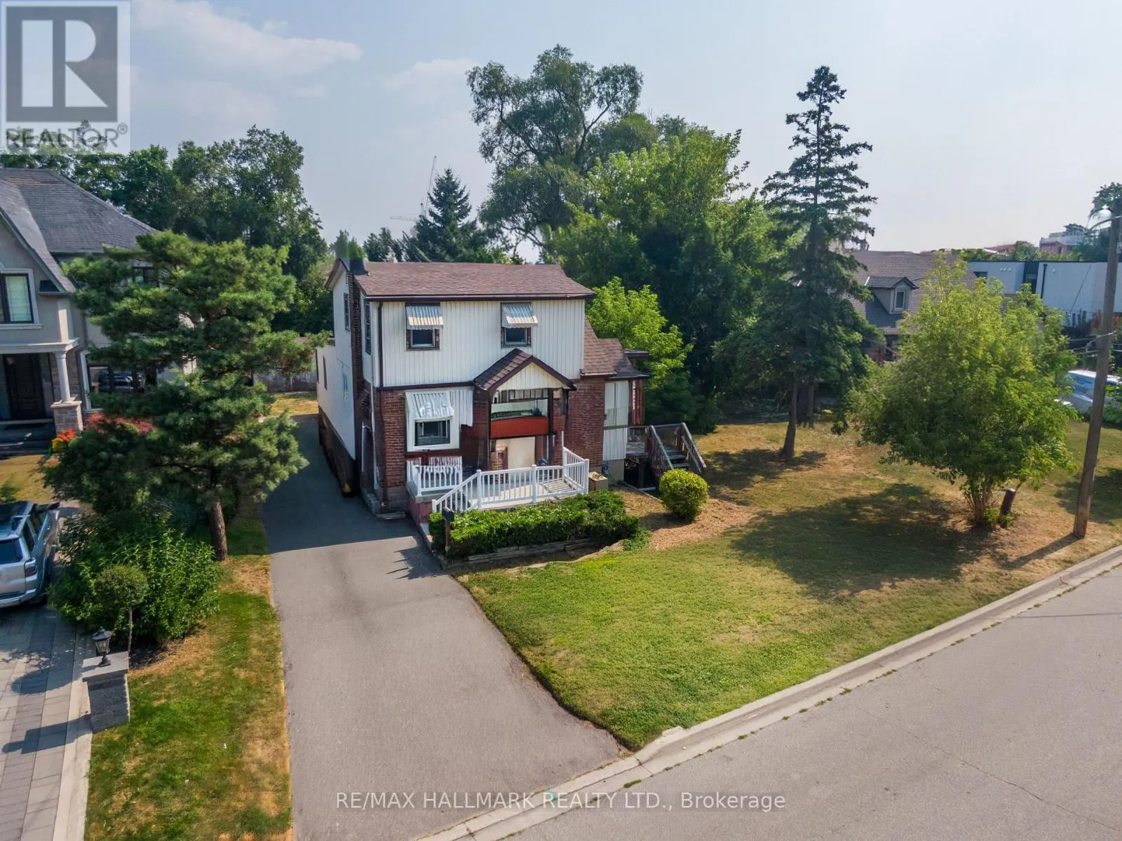 724-728 MONTBECK CRESCENT