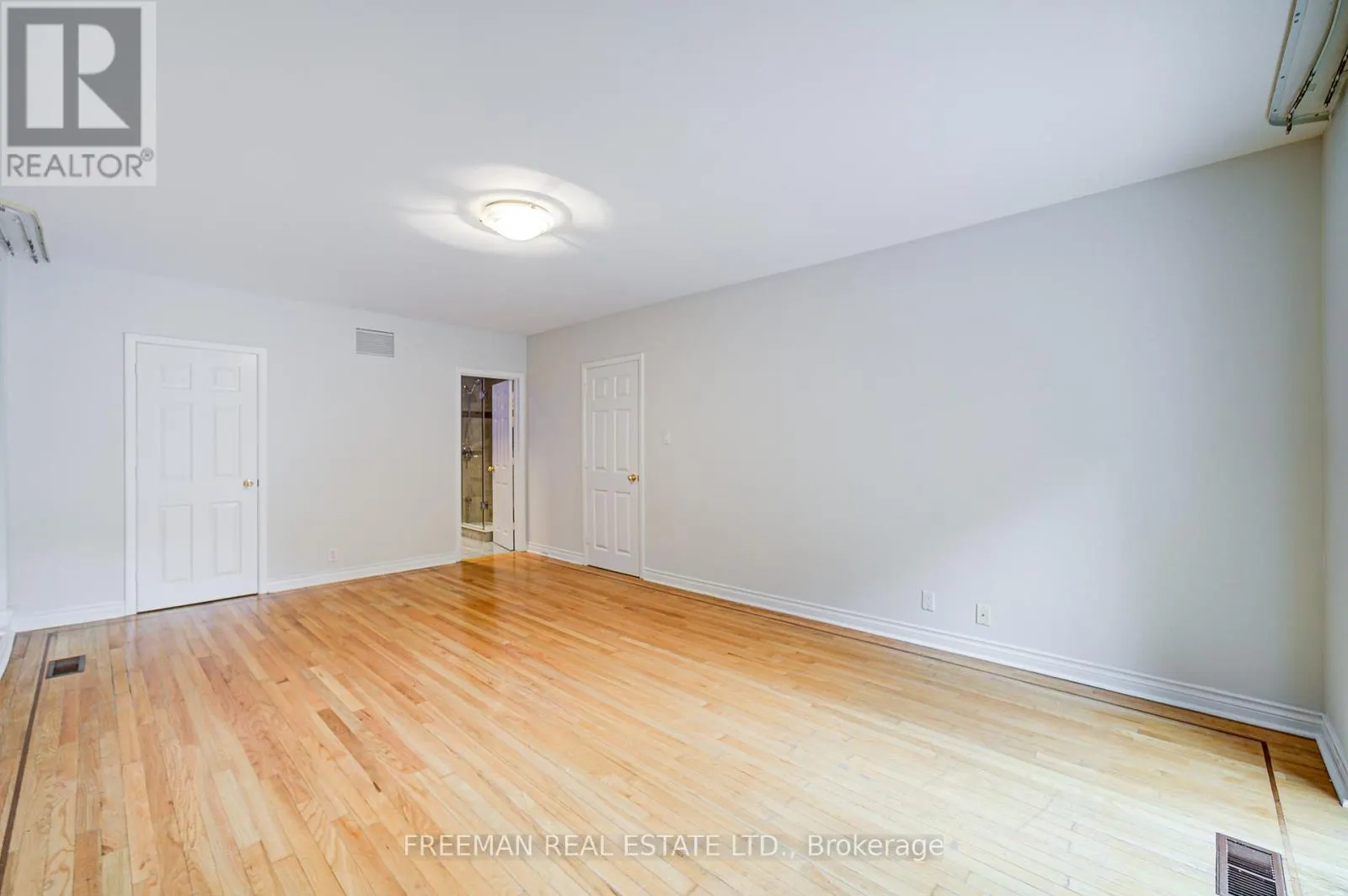 1528 KNARESWOOD DRIVE