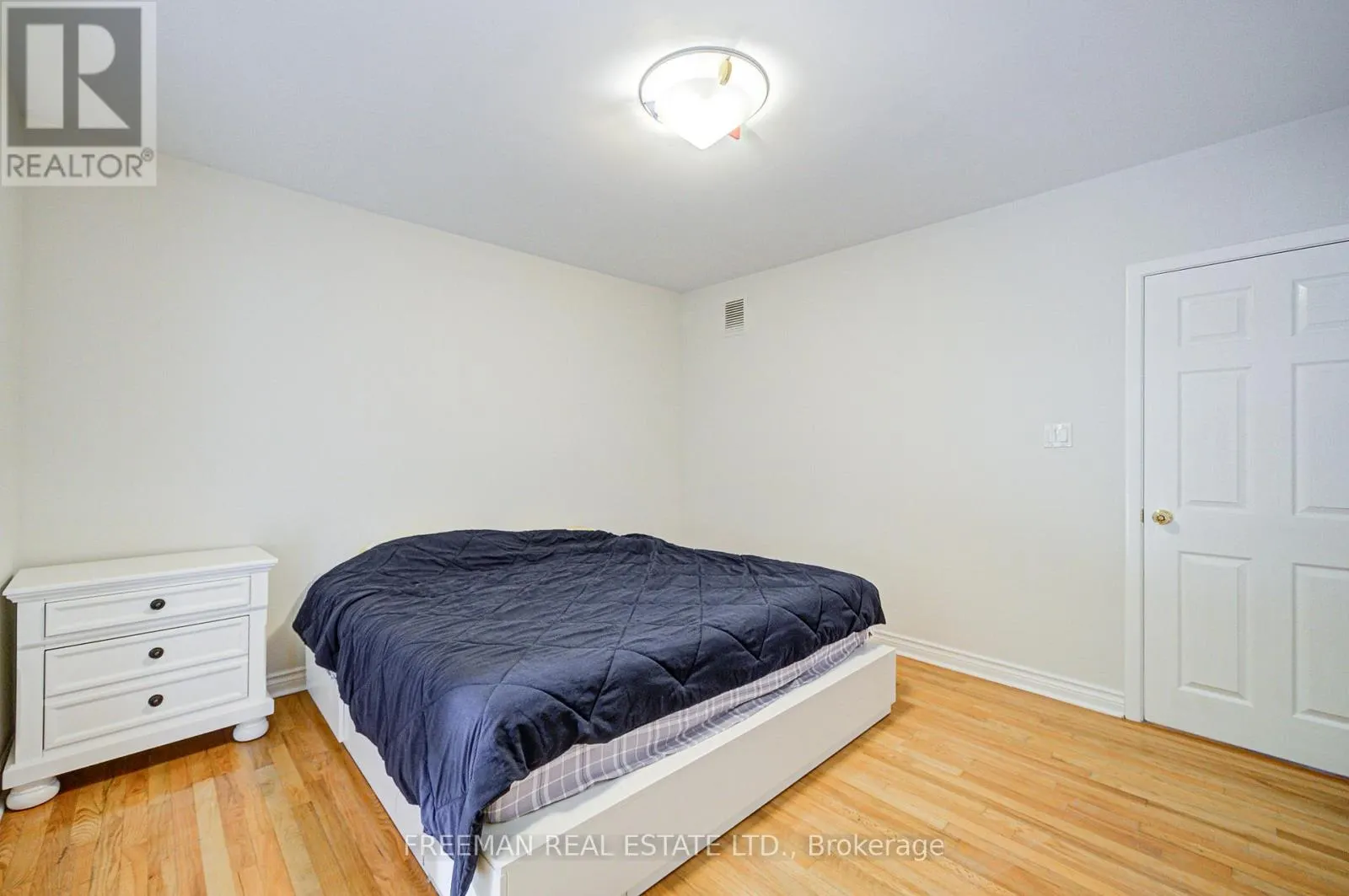 1528 KNARESWOOD DRIVE