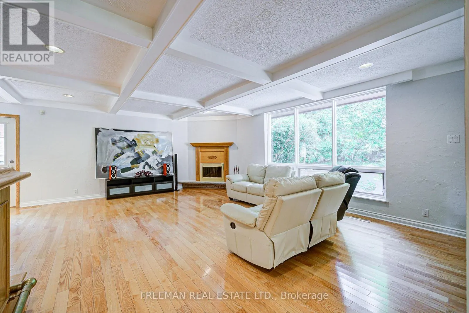 1528 KNARESWOOD DRIVE