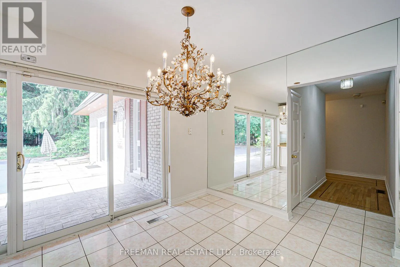 1528 KNARESWOOD DRIVE