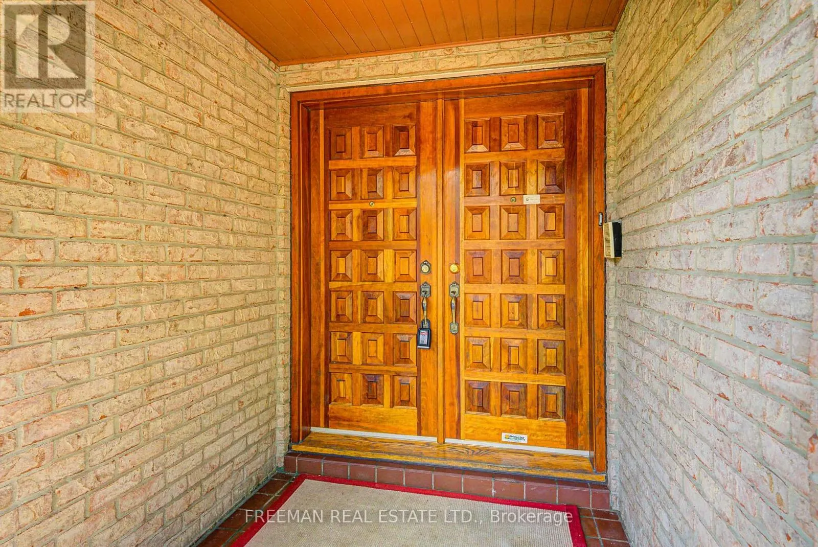 1528 KNARESWOOD DRIVE