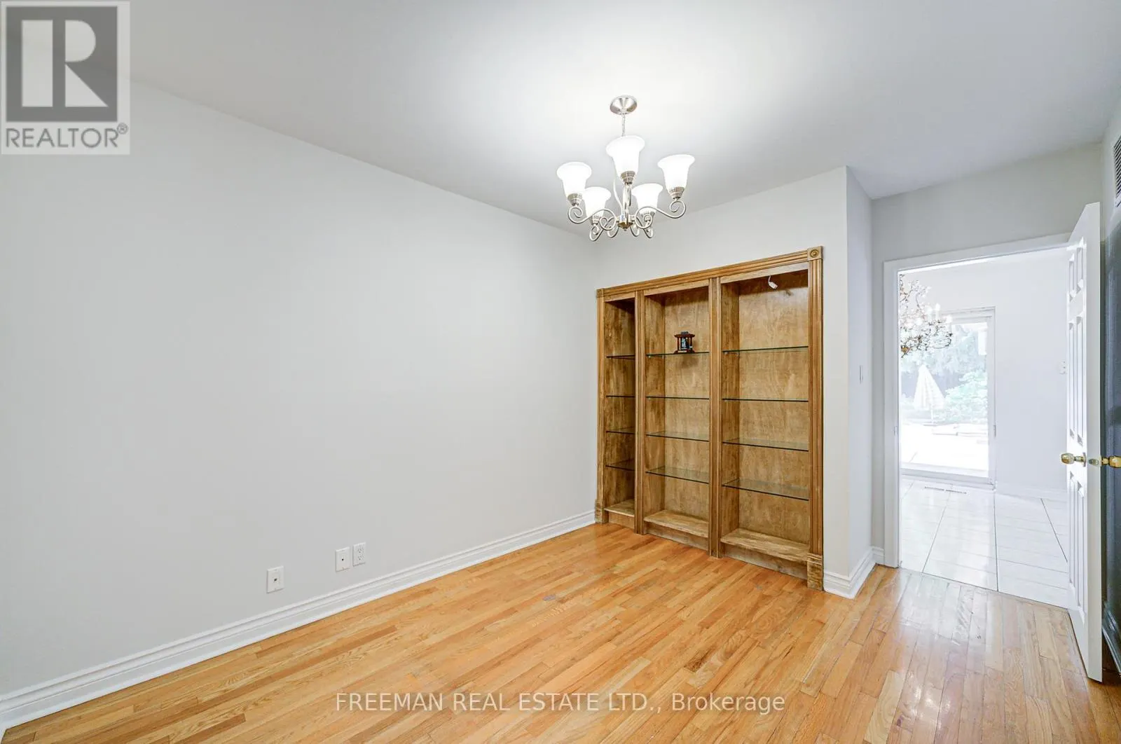 1528 KNARESWOOD DRIVE