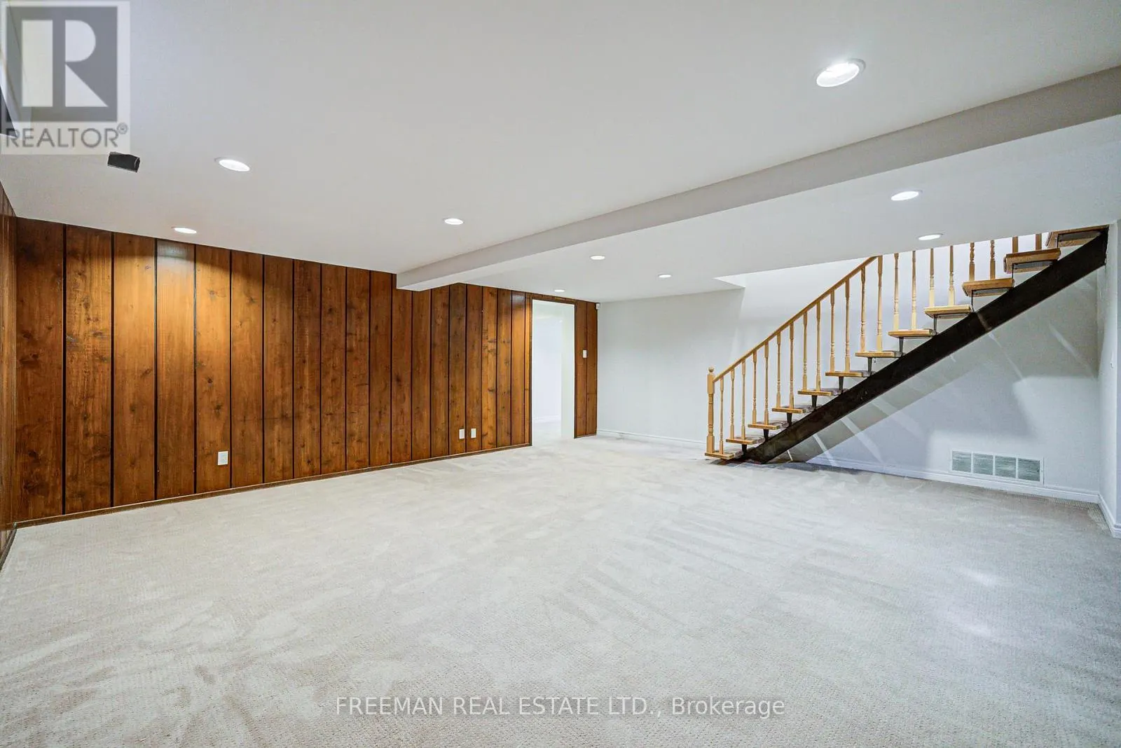 1528 KNARESWOOD DRIVE