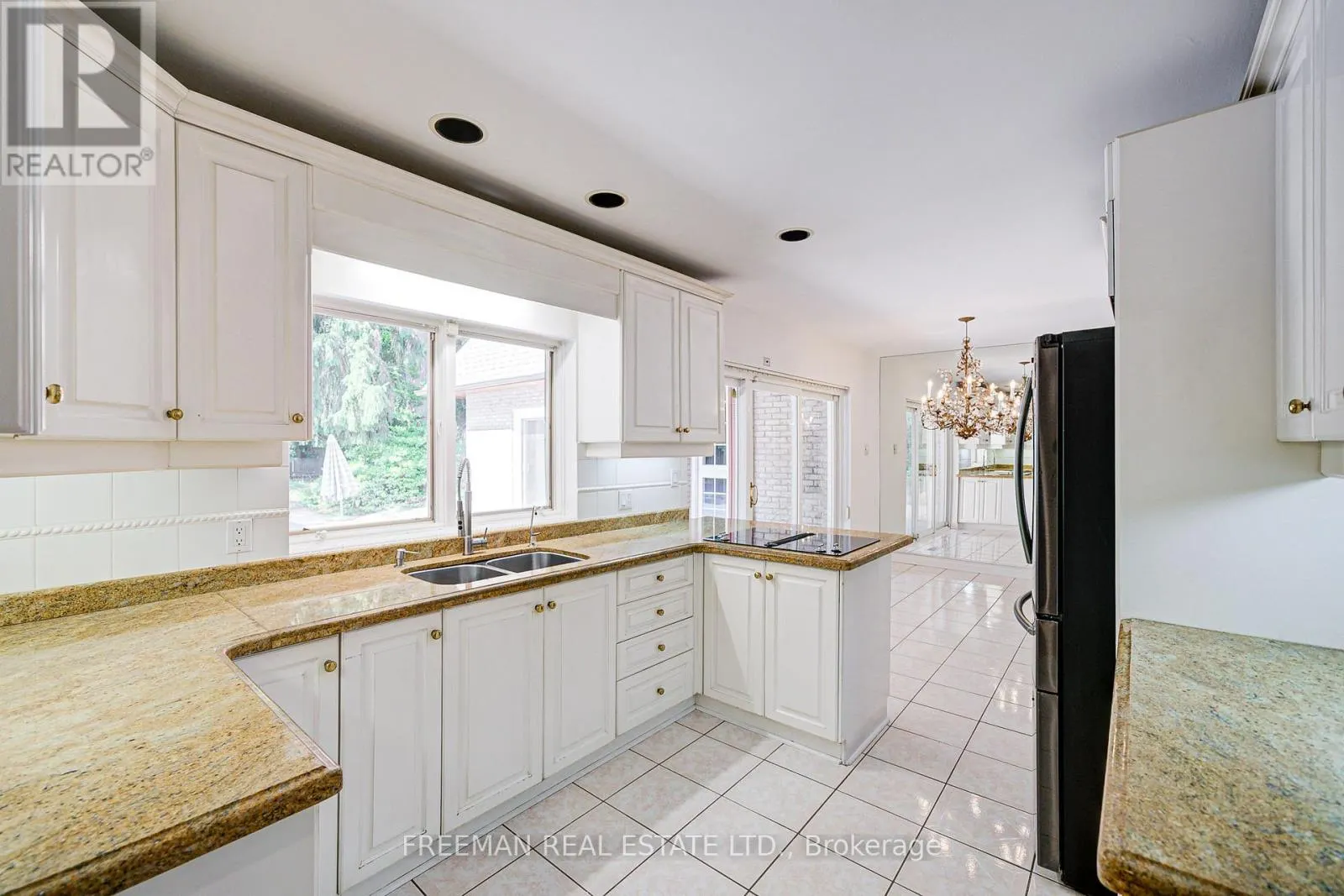 1528 KNARESWOOD DRIVE