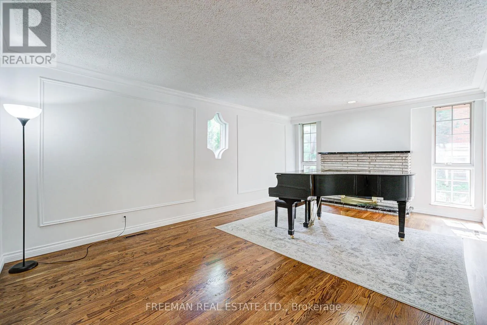 1528 KNARESWOOD DRIVE
