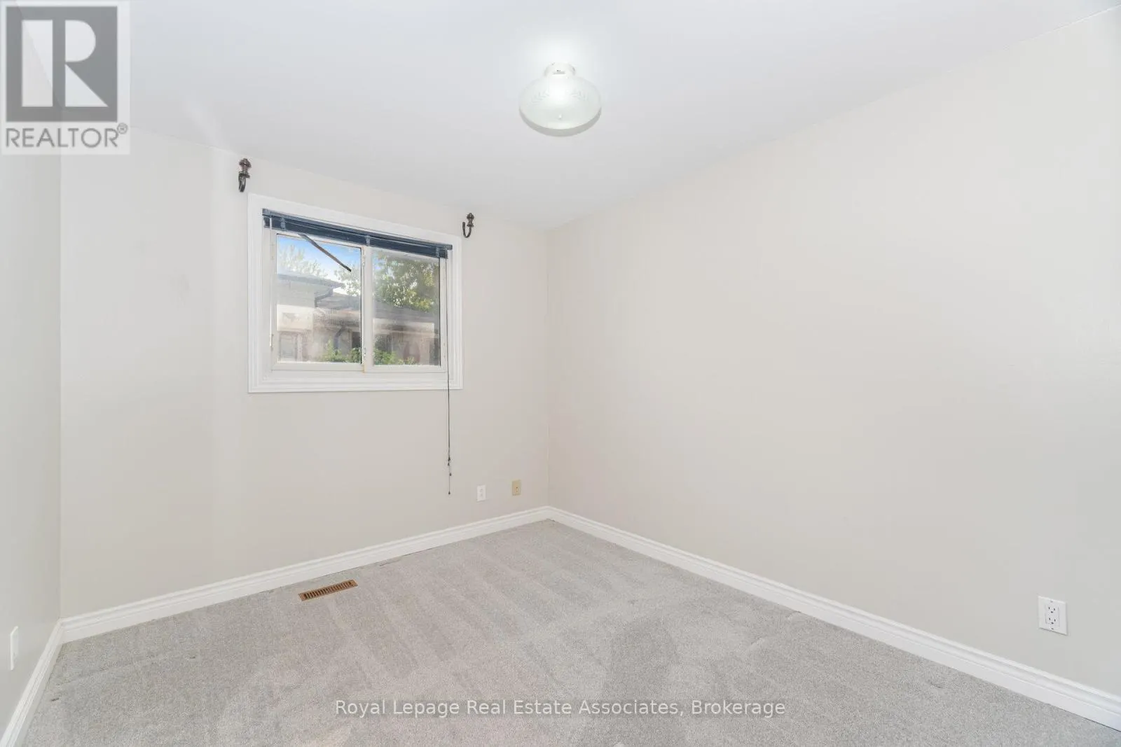 12 GULLIVER CRESCENT
