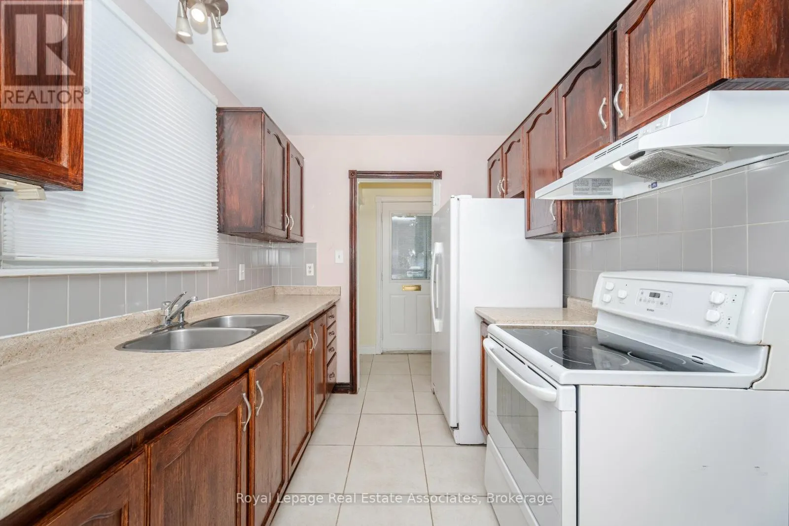 12 GULLIVER CRESCENT