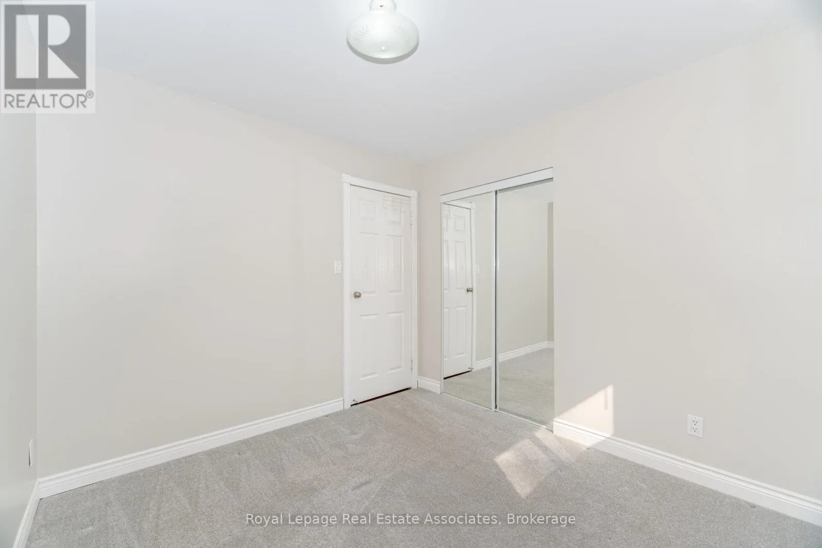 12 GULLIVER CRESCENT