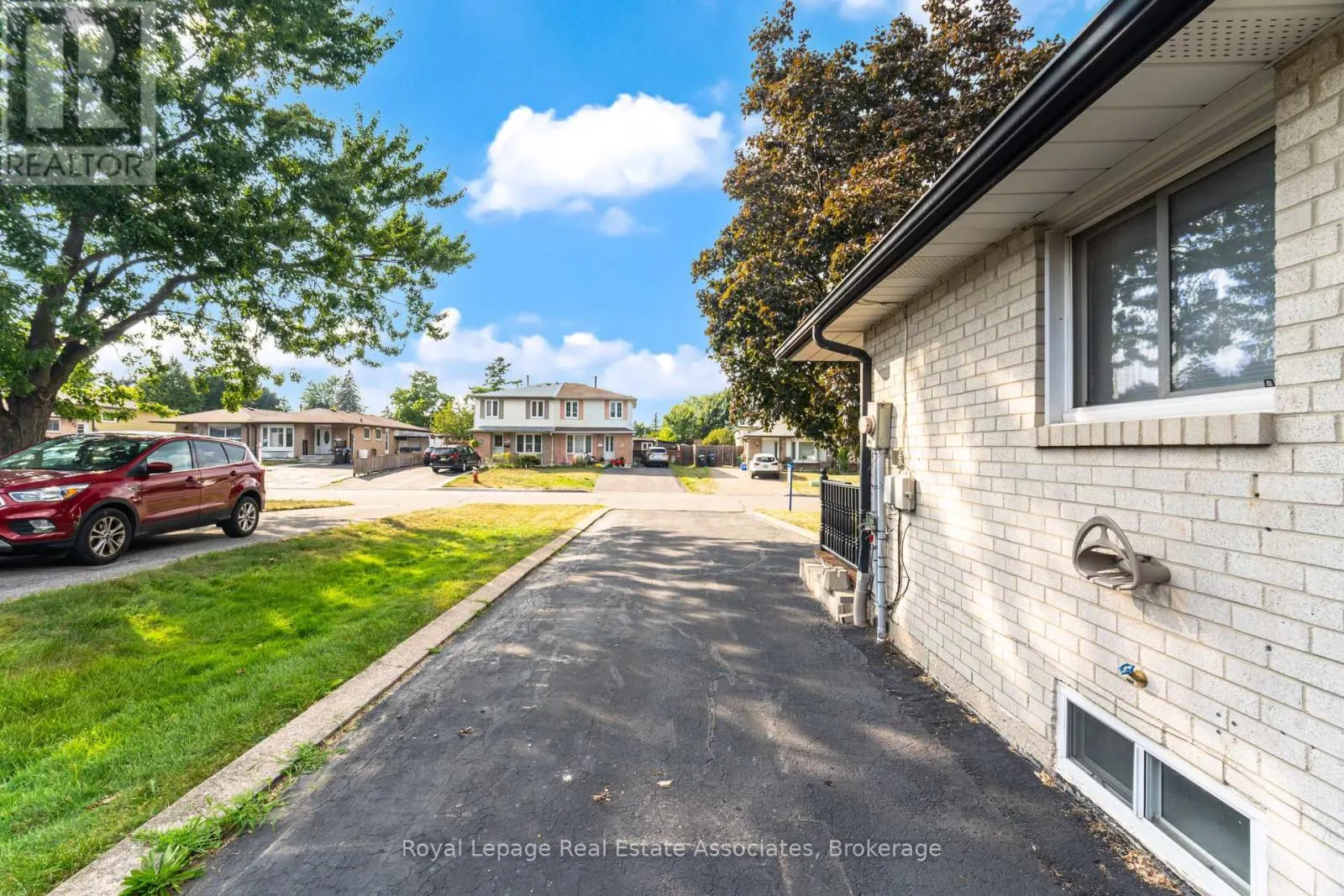 12 GULLIVER CRESCENT