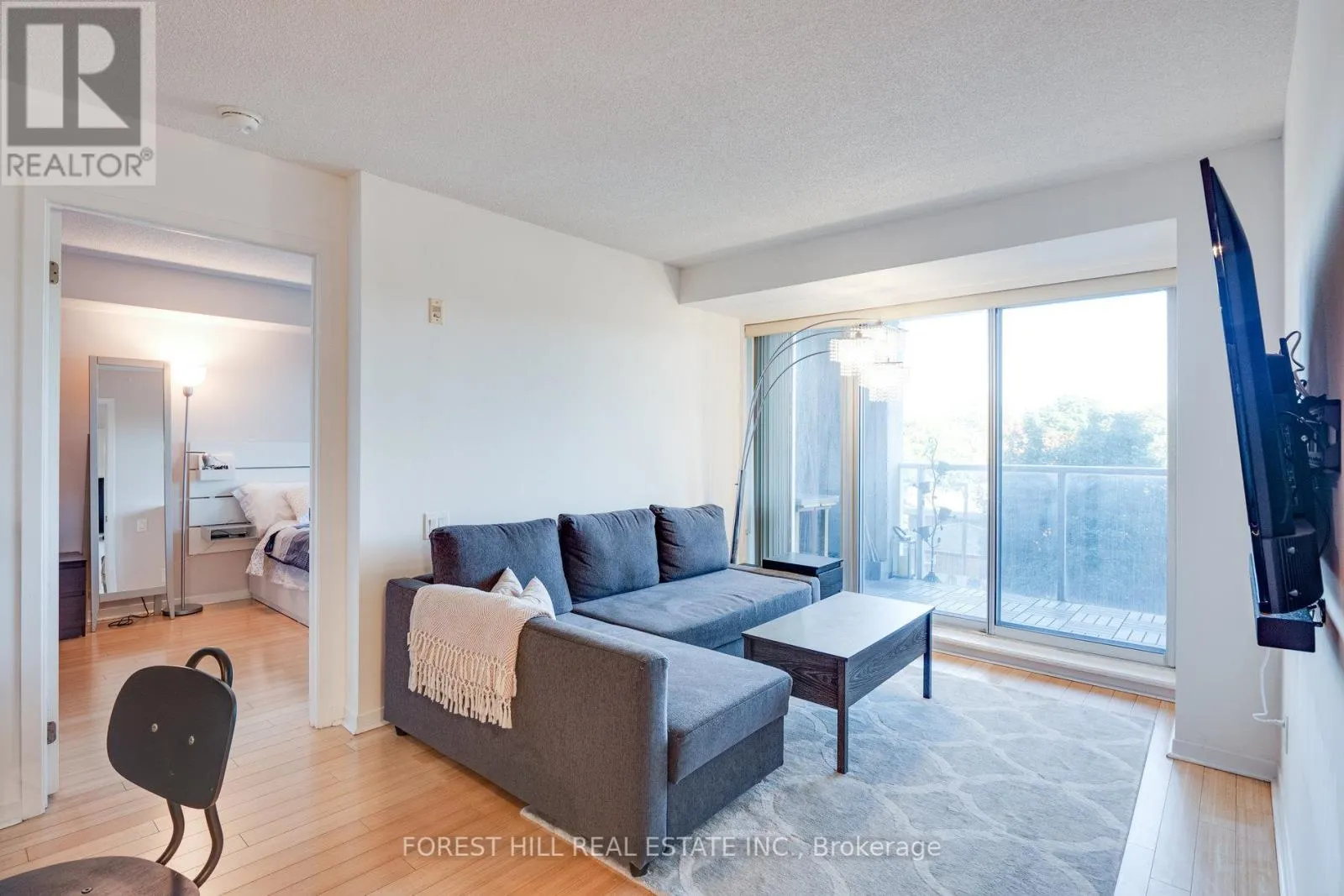 301 - 1040 THE QUEENSWAY AVENUE