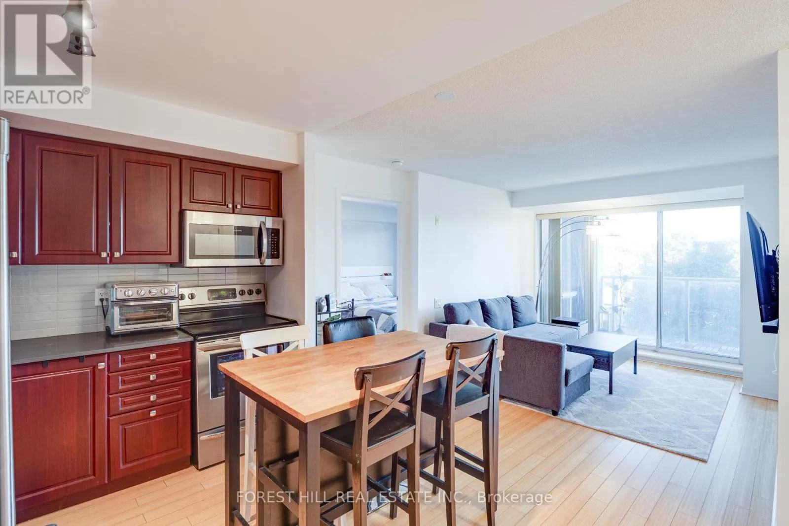 301 - 1040 THE QUEENSWAY AVENUE