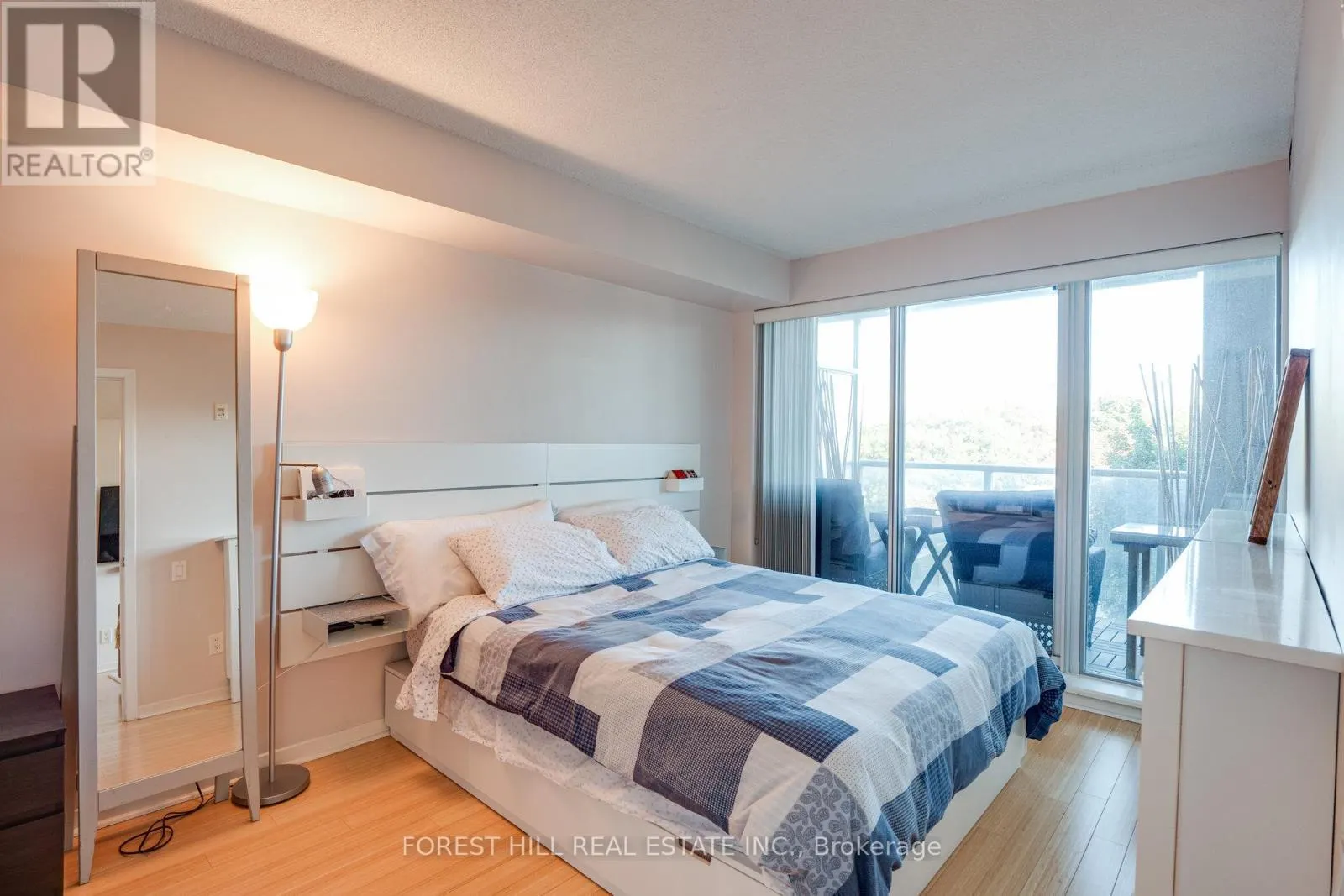 301 - 1040 THE QUEENSWAY AVENUE