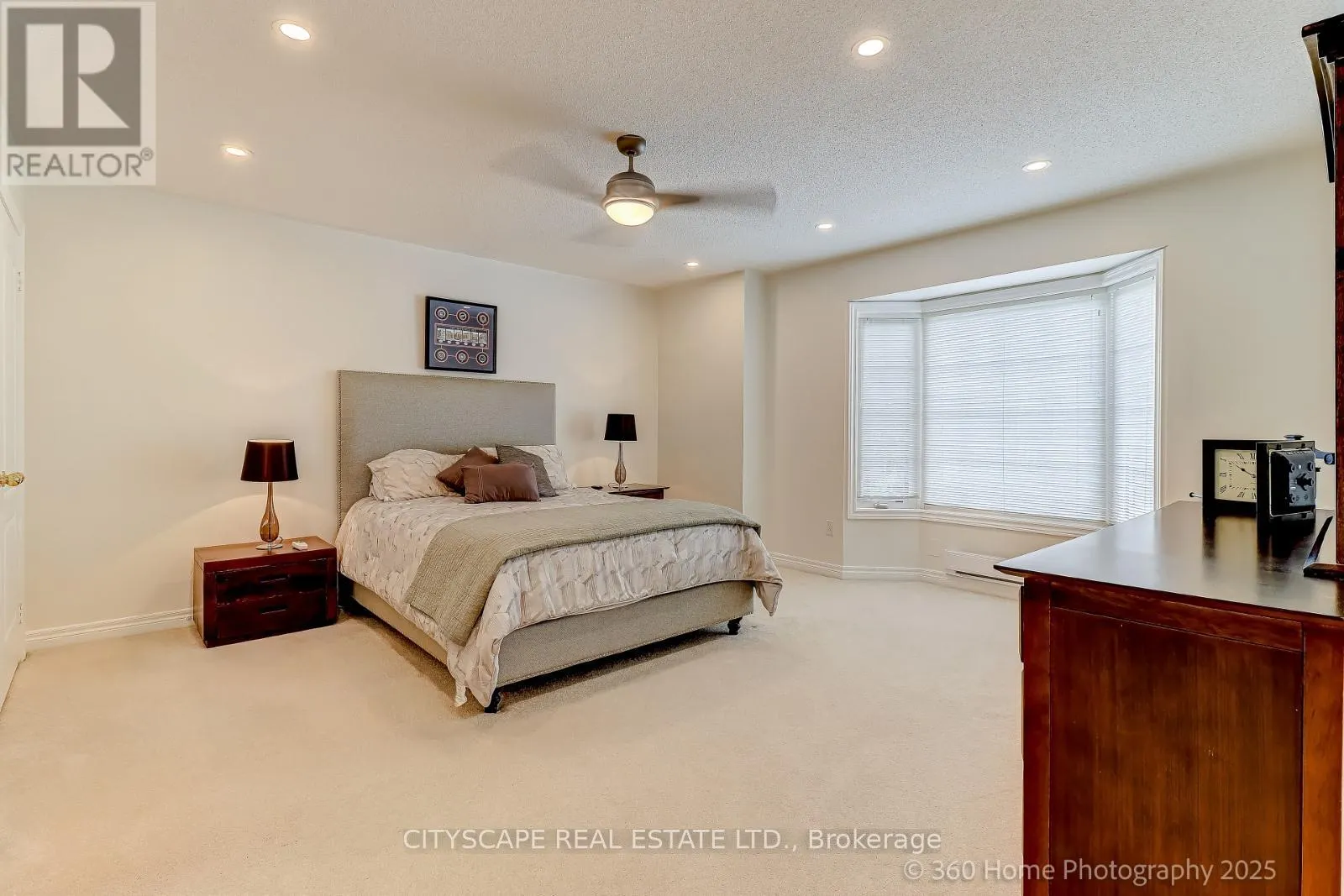 4 HELLYER AVENUE