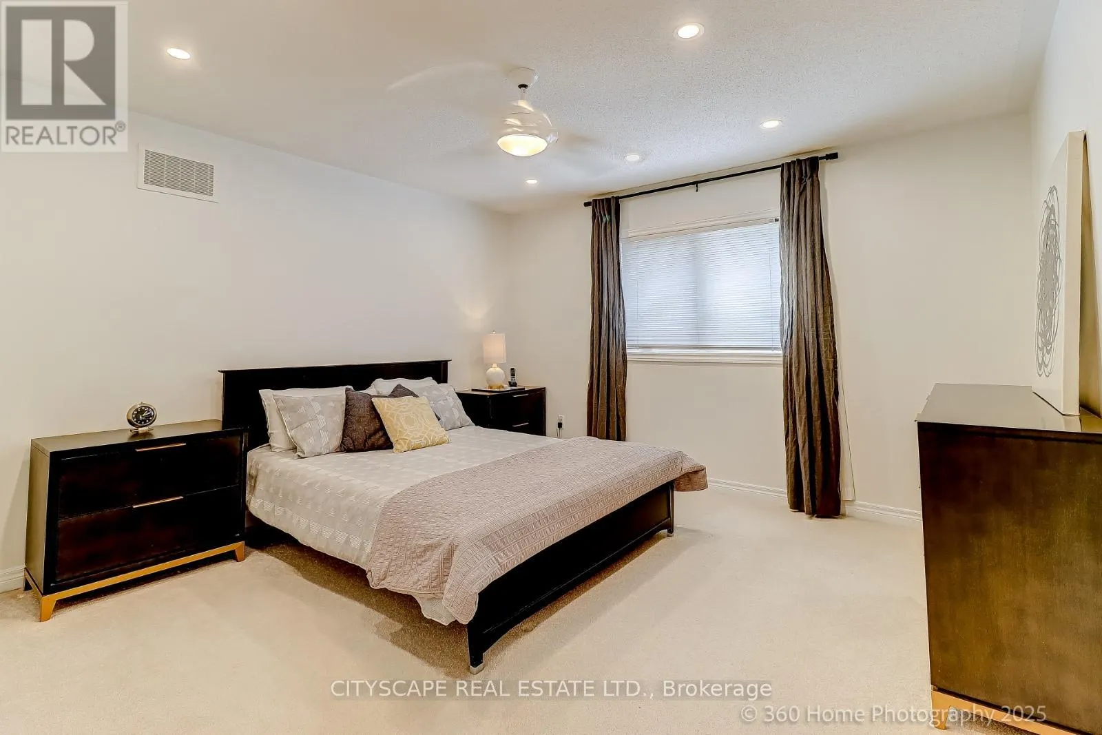 4 HELLYER AVENUE